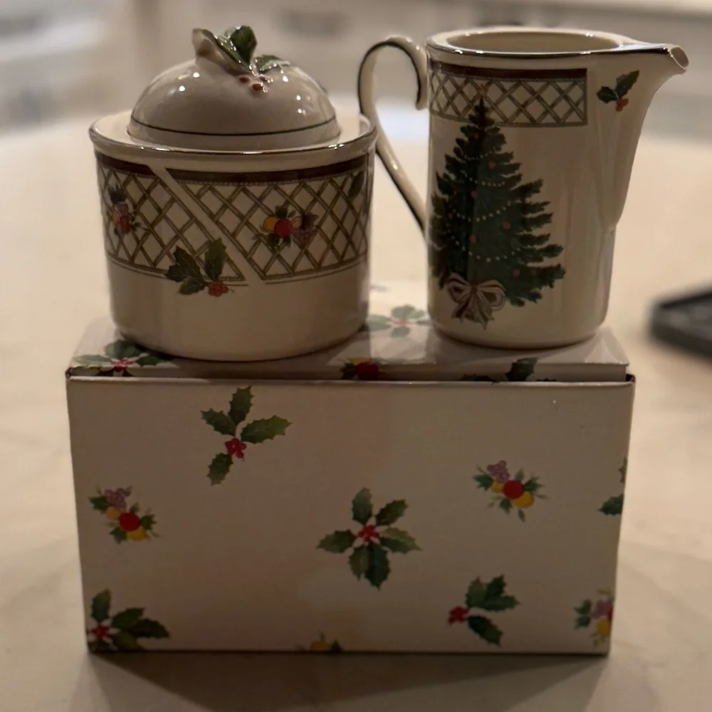Mikasa Christmas Sugar Bowl and Creamer EUC
